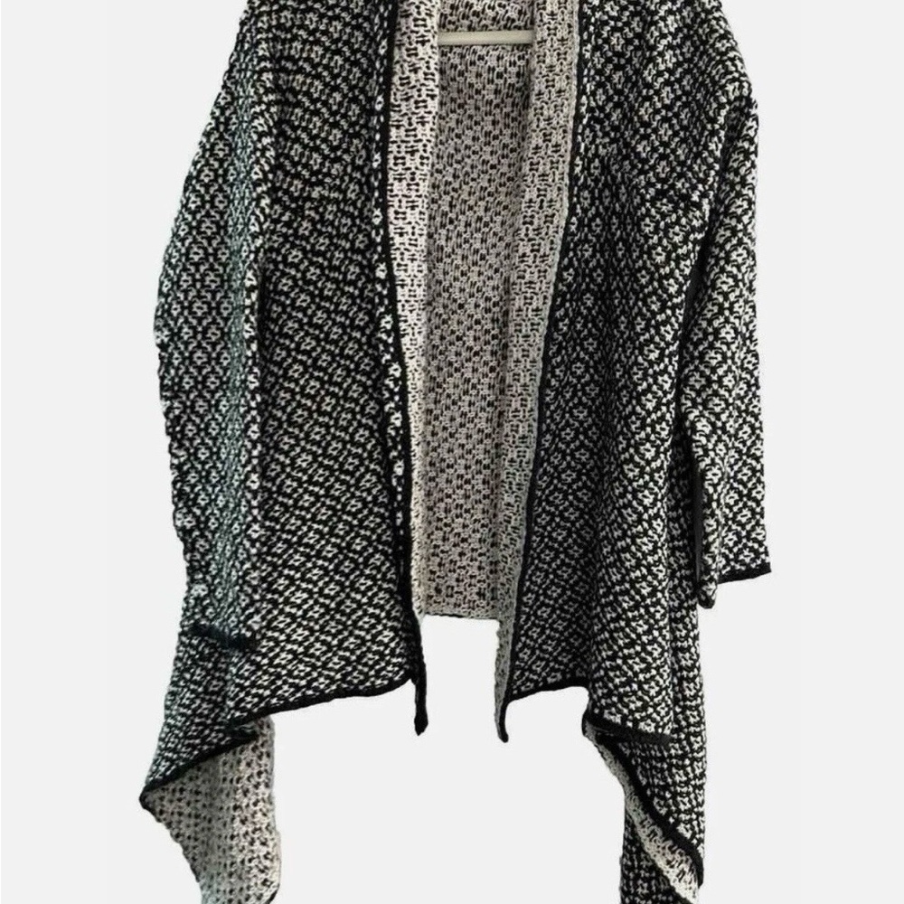 Women’s Fylo Black And White Cardigan Size XXL 2XL